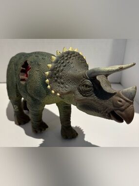 Vintage 1993 Jurassic Park Triceratops JP08 Kenner Dinosaur Toy Action Figure